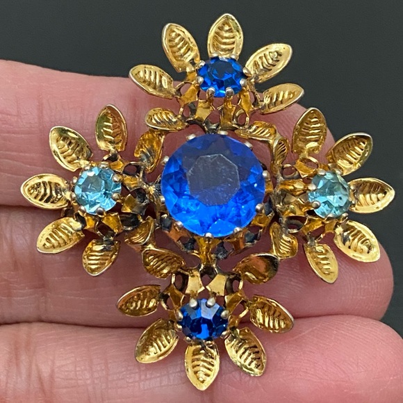 Vintage Austrian Crystal Ornate Gold Tone Filigree Blue Crystal Brooch 6.5g - Picture 6 of 15